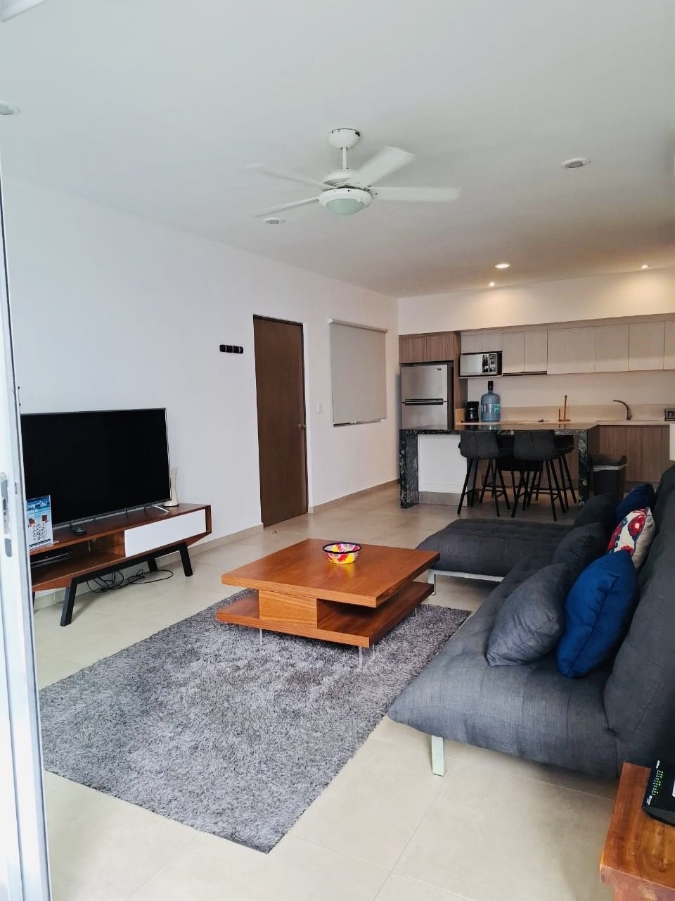 Sala y cocina abierta del apartamento en Playa del Carmen